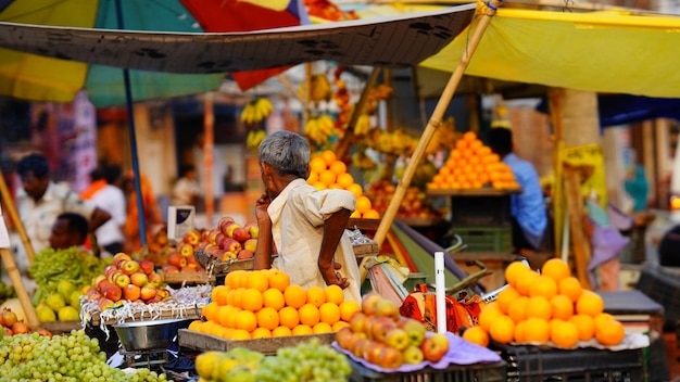 Vendeur de fruits à l'image extérieure de la rue