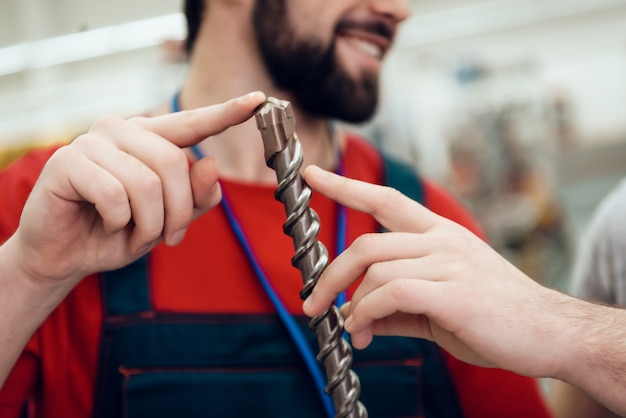 Le vendeur montre au client un nouvel exercice géant.