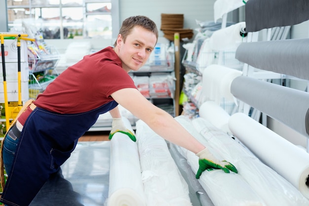 Vendeur avec des outils d'équipement au magasin