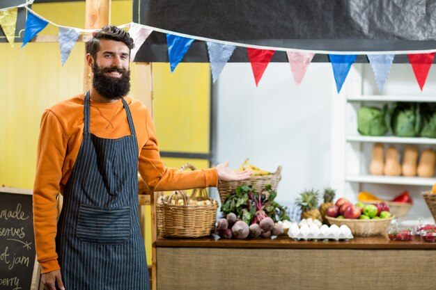 Photo vendeur pointant vers le comptoir en épicerie