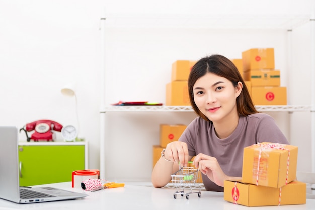 Photo le vendeur prépare la boîte de livraison pour le client