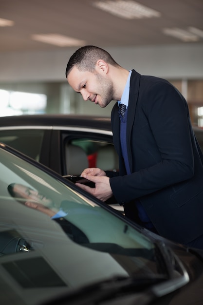 Vendeur regardant à l&#39;intérieur de la voiture