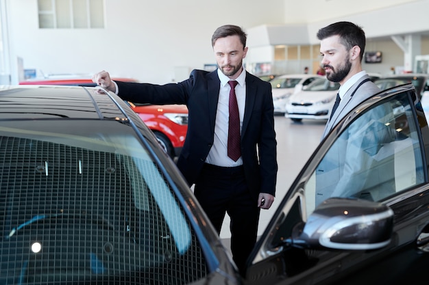 Vendeur représentant une nouvelle voiture