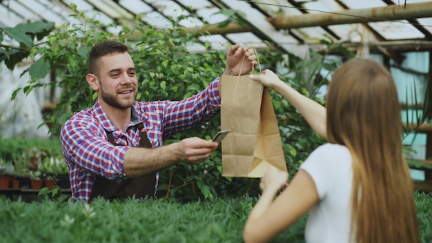 vendeur souriant fleuriste travaillant dans un centre de jardinage