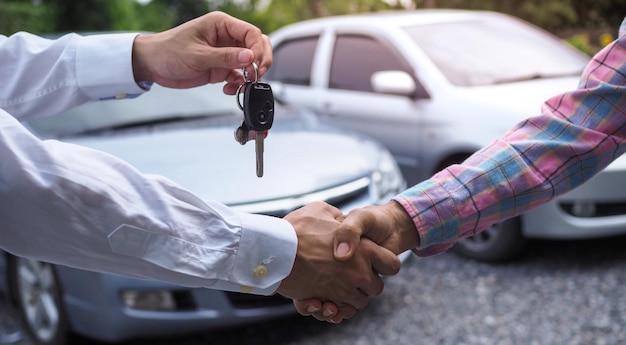 Le vendeur tenait la clé et la remettait au client une fois la transaction réussie Idées pour louer une voiture ou acheter une voiture