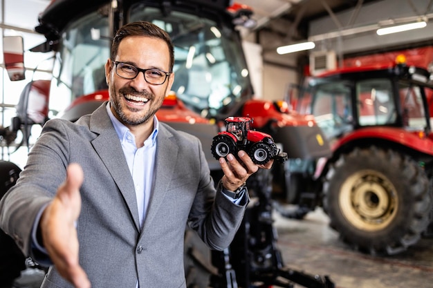 Photo vendeur de tracteurs en atelier et de pièces de rechange de garantie et d'entretien de machines agricoles