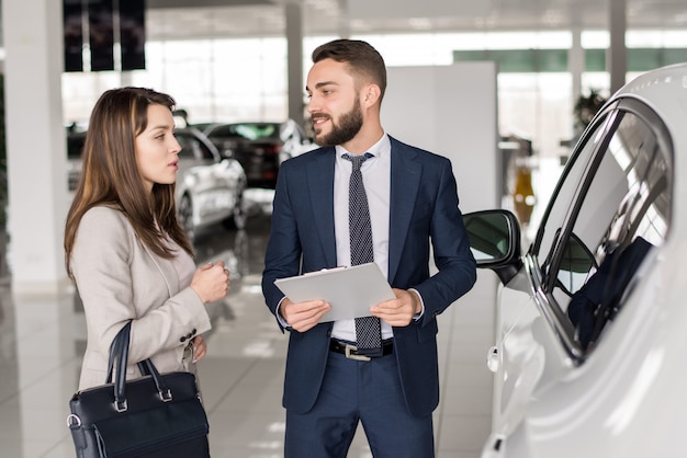 Vendeur de voiture beau parler au client