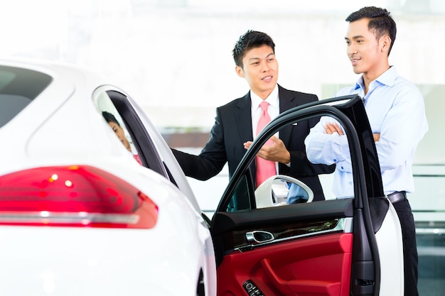 Vendeur De Voitures Asiatique Vendant Auto Au Client