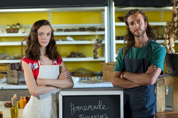 Vendeurs debout, les bras croisés