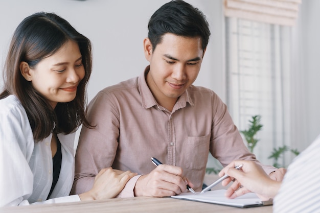 Les Vendeurs Laissent Les Clients Masculins Signer Le Contrat De Vente