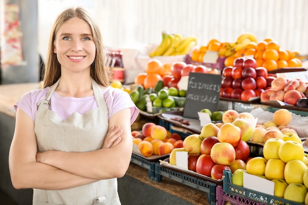 Vendeuse Près Du Comptoir Au Marché