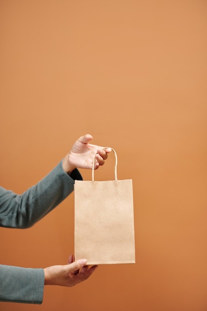 vendeuse, tenue, sac papier