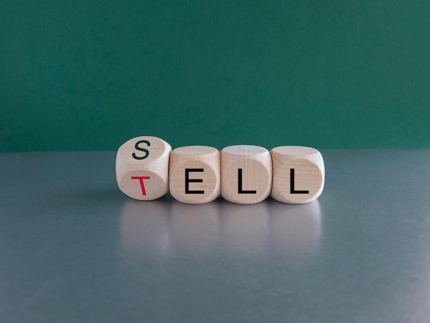 Vendre ou dire le symbole Cubes en bois tournés et changé le mot concept Tell to Sell