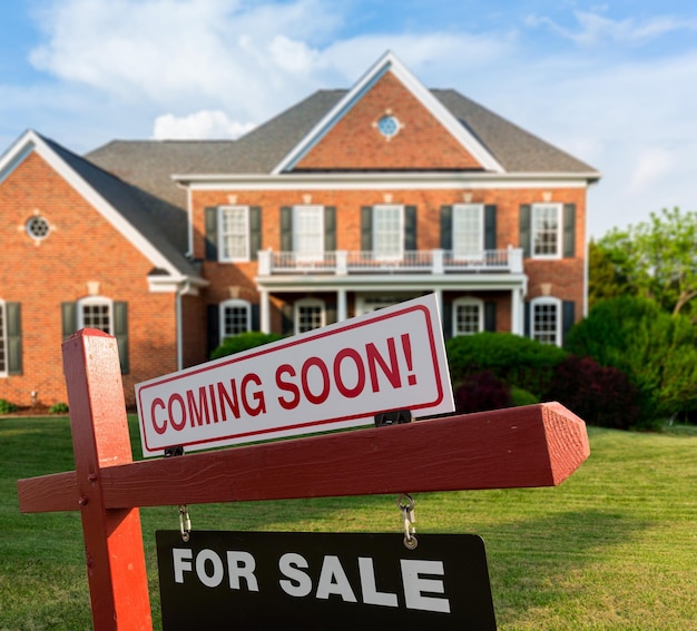 Photo À vendre signe devant la grande maison des états-unis