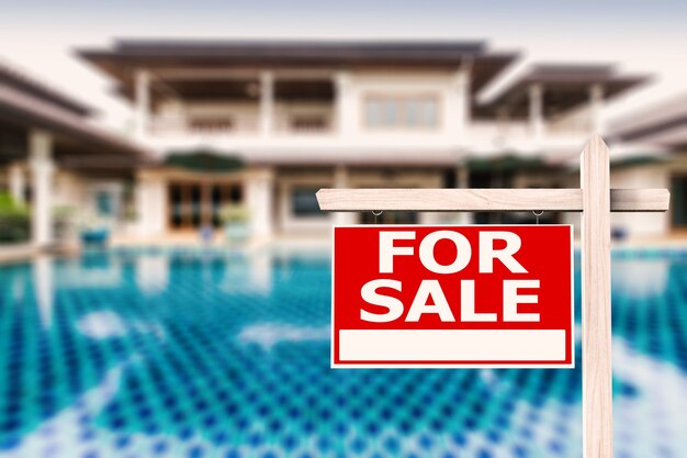 À vendre signe à la maison de luxe avec fond de piscine