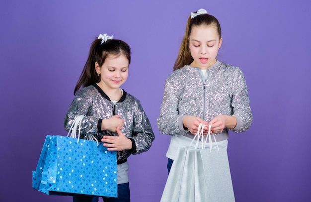 Vendredi noir Filles soeurs amies avec des sacs à provisions fond violet Jour de shopping Forfaits pour enfants Mode pour enfants Découvrez quelque chose de nouveau Shopping et achat Vente et remise