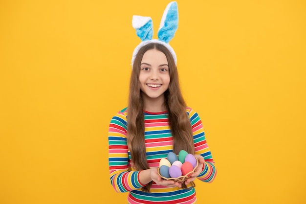 Vendredi saint lapin de pâques chasse aux oeufs juste s'amuser enfance heureuse joyeux lapin enfant joyeuses pâques vacances enfant drôle tenir des oeufs peints adolescent fille porter des oreilles de lapin