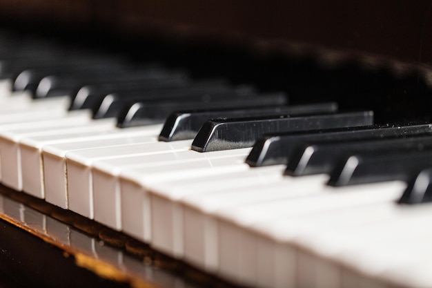 Événement d'éducation musicale clé de piano noir blanc événement à l'intérieur