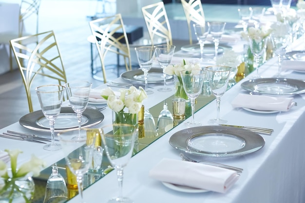 Événement magnifiquement organisé. Table de fête servie prête pour les invités. levé peu profond