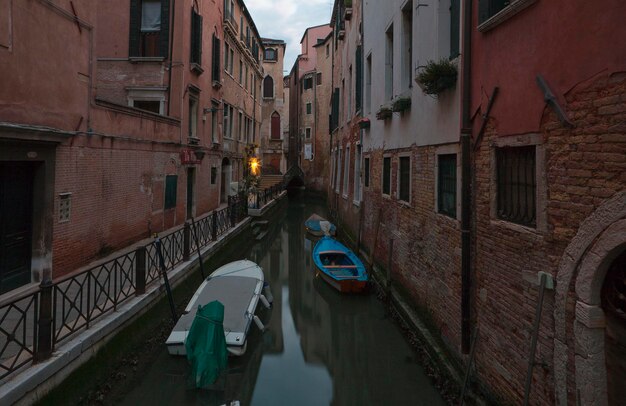 Venise est une ville unique sur l'eau la plus étonnante et mystérieuse d'Italie