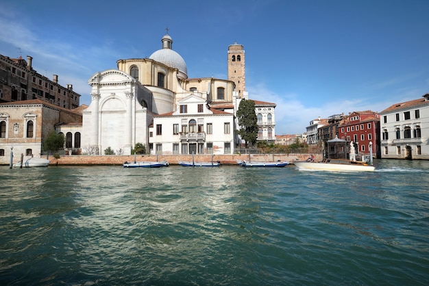 Photo venise, grand canal. l'église sr geremia ou chiesa di san geremia se reflète dans l'eau de mer bleu-vert.