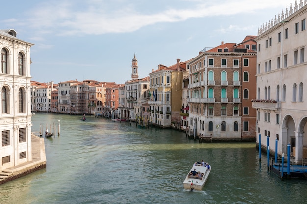 Venise, Italie - 1 juillet 2018 : vue panoramique sur le Grand Canal (Canal Grande) depuis le pont du Rialto. C'est l'un des principaux couloirs de circulation de l'eau dans la ville de Venise. Paysage de journée ensoleillée d'été et de ciel bleu