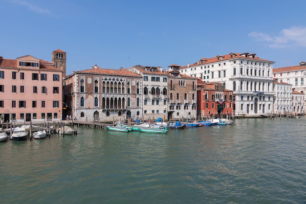 Venise, Italie - 1 juillet 2018 : vue panoramique sur le Grand Canal (Canal Grande) depuis le pont du Rialto. C'est l'un des principaux couloirs de circulation de l'eau dans la ville de Venise. Paysage de journée ensoleillée d'été et de ciel bleu