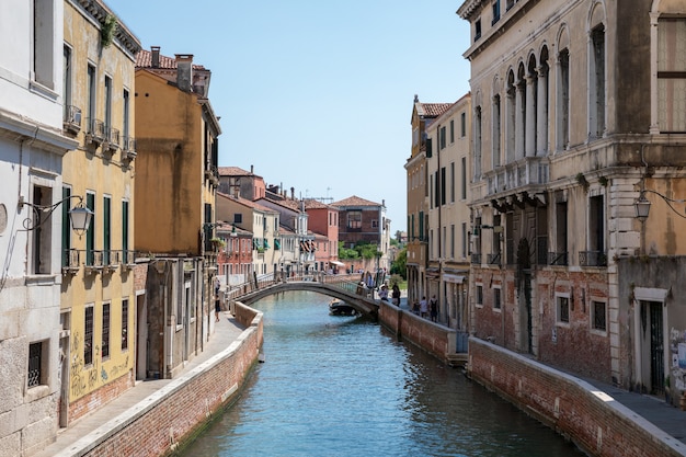 Venise, Italie - 1er juillet 2018 : vue panoramique sur le canal étroit de Venise avec des bâtiments historiques et des bateaux du pont. Paysage de journée ensoleillée d'été