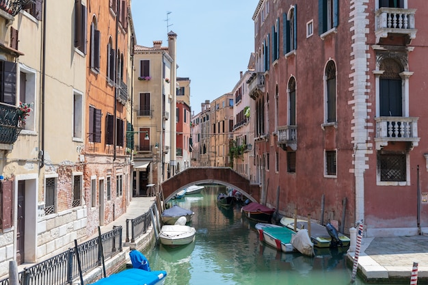 Venise, Italie - 1er juillet 2018 : vue panoramique sur le canal étroit de Venise avec des bâtiments historiques et des bateaux du pont. Paysage de journée ensoleillée d'été