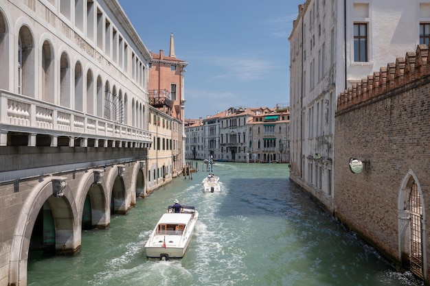 Venise, Italie - 1er Juillet 2018 : Vue Panoramique Sur Le Canal étroit De Venise Avec Des Bâtiments Historiques Et Le Trafic De Bateaux Depuis Le Pont Foscari. Paysage De Journée Ensoleillée D'été Et De Ciel Bleu