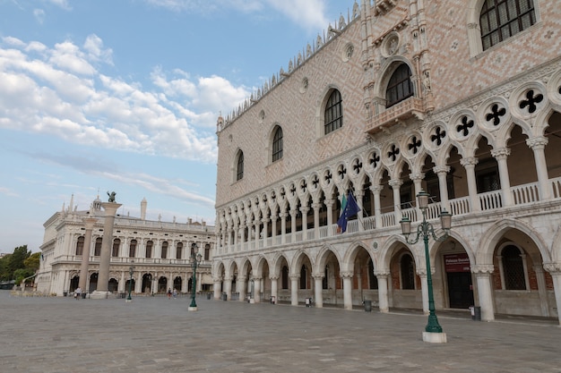 Venise, Italie - 1er juillet 2018 : Vue panoramique du Palais des Doges (Palazzo Ducale) est un palais construit dans le style gothique vénitien, et l'un des principaux monuments de la ville sur la Piazza San Marco