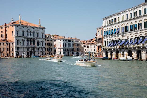 Venise, Italie - 1er juillet 2018 : vue panoramique sur le Grand Canal (Canal Grande) avec des bateaux à trafic actif. C'est l'un des principaux couloirs de circulation de l'eau dans la ville de Venise. Paysage de journée ensoleillée d'été et de ciel bleu