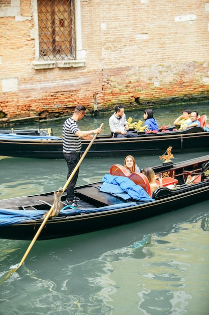 Photo venise, italie - 25 mai 2019 : gandolas au concept de vacances d'été des canaux de venise