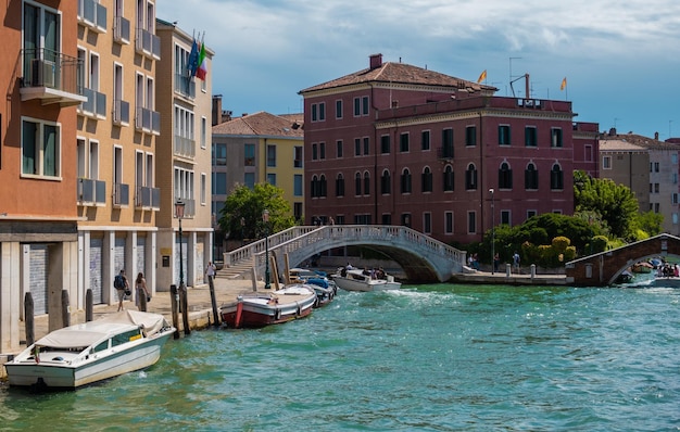 VENISE ITALIE 27 août 2021 Bateaux naviguant sur les canaux d'une rue d'eau vénitienne typique