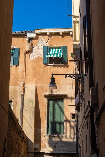 VENISE ITALIE 27 août 2021 Vue des fenêtres et des portes des maisons dans les rues de Venise