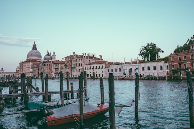 Venise, Italie - 30 juin 2018 : vue panoramique sur le grand canal de Venise avec des bâtiments historiques et des bateaux, loin de la basilique Salute. Paysage de jour de soirée d'été et de ciel coloré
