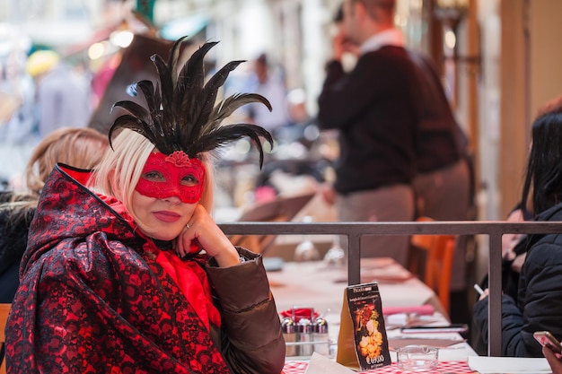 Photo venise, italie. carnaval de venise, tradition italienne typique et fête avec masques en vénétie.