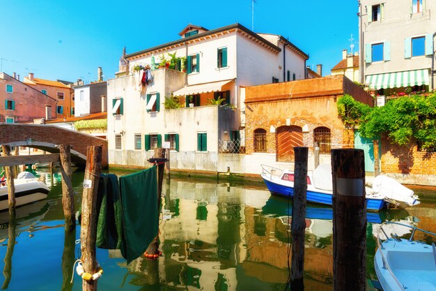 Venise, Italie. Rue Du Canal Traditionnel Avec Gondoles Et Bateaux