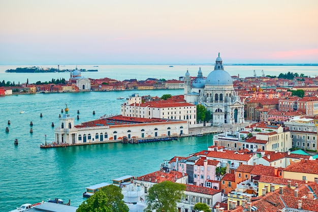 Venise en Italie. Vue panoramique avec le Grand Canal et l'église Santa Maria della Salute au crépuscule