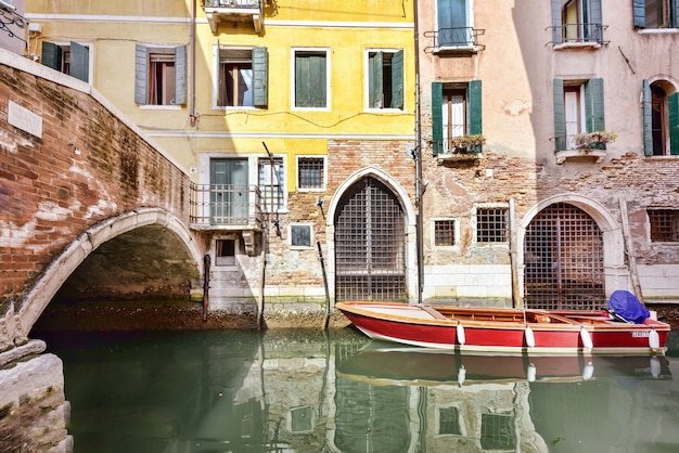 Venise, vieilles rues pittoresques, canal d&#39;eau