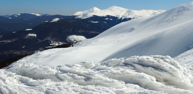 Le vent forme des morceaux de glace sur le paysage de montagne