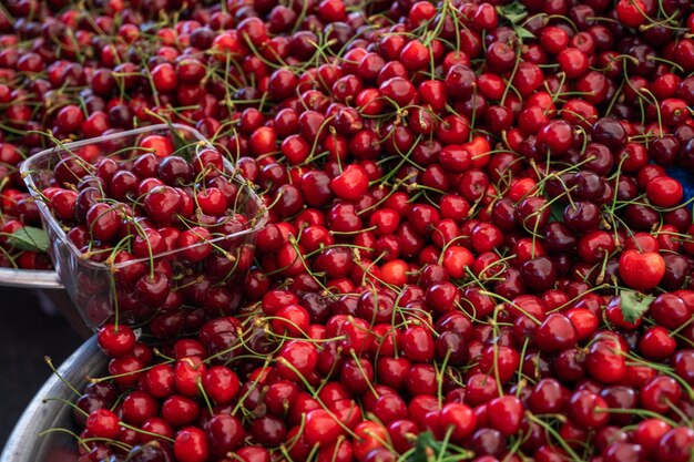 Vente de cerises sur le marché turc de la ferme traditionnelle, un comptoir rempli de fruits frais