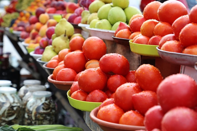 Vente de fruits et légumes sur le marché agricole local produits écologiques juteux Achat de produits biologiques Épicerie saine Photo de haute qualité