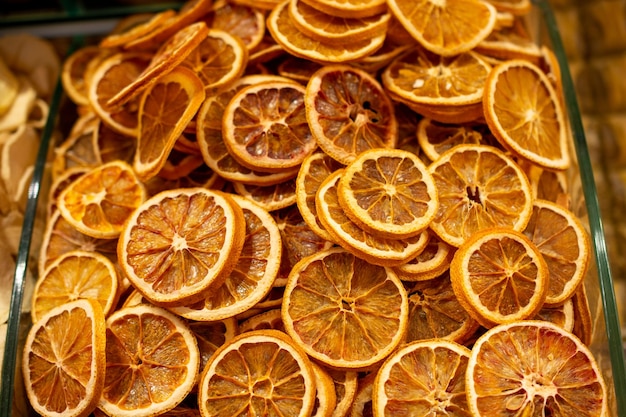 Vente de fruits orange secs naturels sur le marché