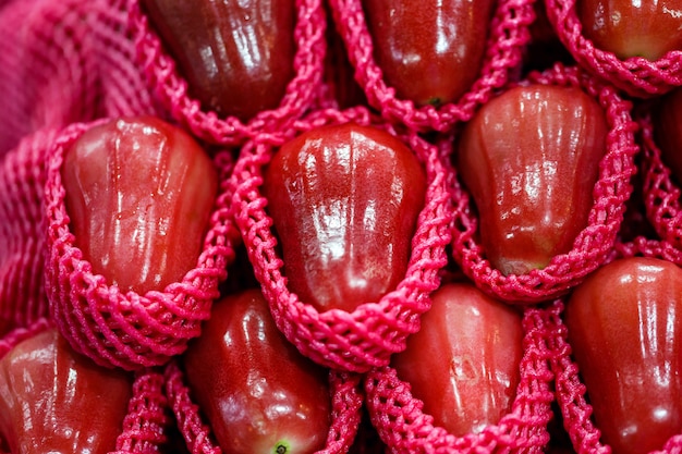 vente de fruits pomme rose rouge frais sur le marché