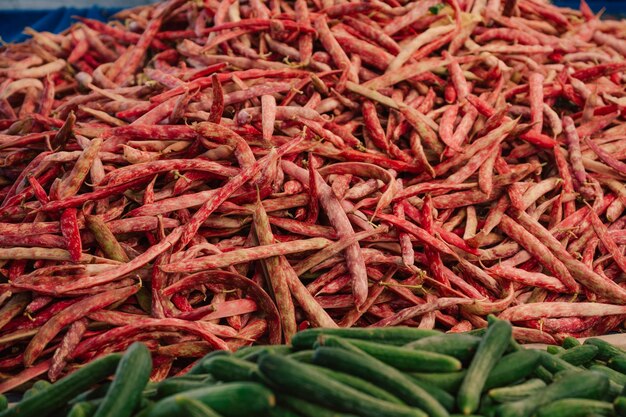 Vente de haricots rouges sur le marché turc de la ferme traditionnelle, un comptoir rempli de fruits frais