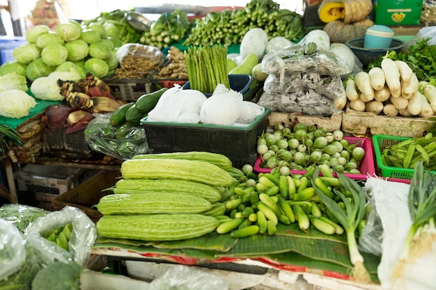 Vente de légumes sains sur le marché humide