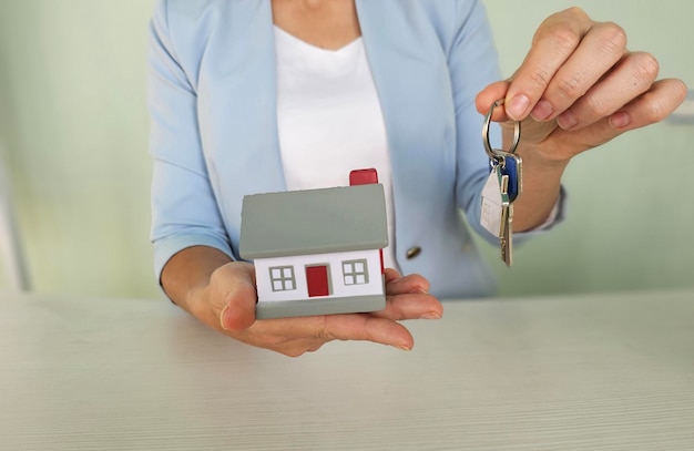 Vente de maison et hypothèque Agent immobilier détenant la maison et les clés concept