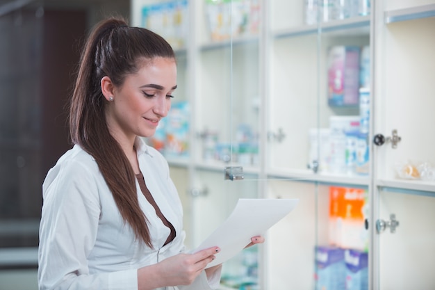 Vente de médicaments dans un réseau de pharmacies de détail.