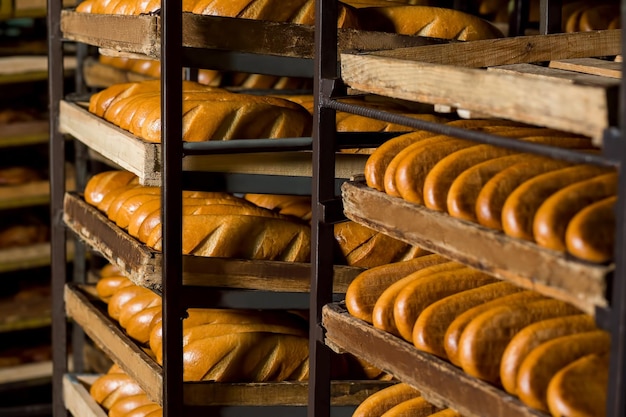 Vente de pain Pain au magasin Récolte de céréales Pain empilé sur les étagères